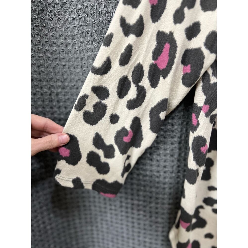 Honeyme Cheetah Leopard V-neck Top - Picture 4 of 6